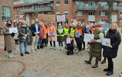 MFA-Warnstreik vor dem Rathaus Kaltenkirchen