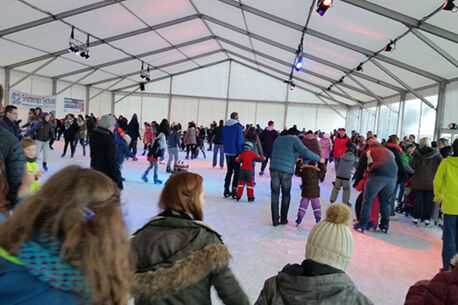 Weihnachten bei MÖBEL KRAFT: Eislaufen und Puppen-Theater