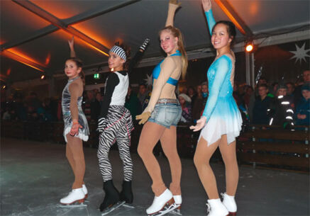 Weihnachtsmarkt und überdachte Eislaufbahn