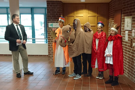 Sternsinger segnen Rathaus der Stadt Kaltenkirchen