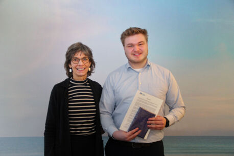 Bankausbildung verkürzt - VR Bank in Holstein feiert mit Bendix Mahner