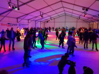 Kufenspaß auf der überdachten Eislaufbahn bei Möbel Kraft