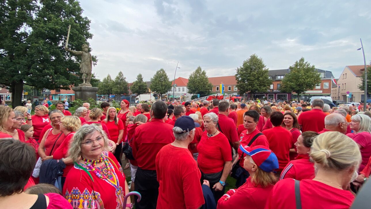 Orts-Challenge gewonnen! VR Bank in Holstein spendet 2000€ an Bad Bramstedter Tafel