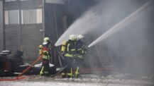 Feuer zerstört Hallenkomplex in Struvenhütten