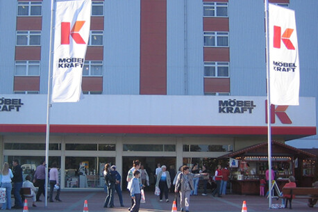 Volle Kraft voraus - Möbel Kraft öffnet ab 9. Mai wieder