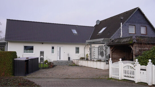 Platz für zwei Generationen - Einfamilienhaus mit modernem Wohnungsanbau in Kaltenkirchen