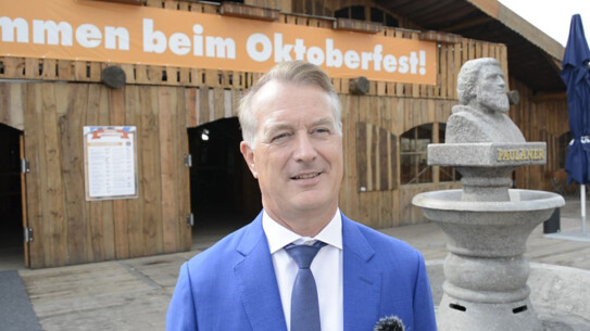 "O`zapft is!" Oktoberfest bei Möbel Kraft