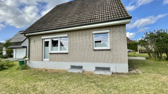 Zwischen Lübeck und Reinfeld:
Einfamilienhaus mit Vollkeller in ruhiger Wohnlage (A 3773)