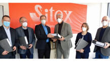 Firma Sitex übergibt Bauantrag an Bürgermeister Hanno Krause