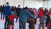 Großer Weihnachtsmarkt mit Eisbahn
