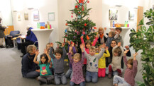 Regenbogenkinder schmücken Weihnachtsbaum