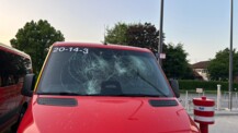 Angriff auf Freiwillige Feuerwehr Bad Segeberg – Einsatzfahrzeug mit Pflasterstein demoliert
