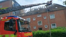 Dachstuhlbrand in Mehrfamilienhäusern - Feuerwehr verhindert weitere Brandausbreitung