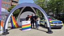 Polizei zeigt Flagge auf Christopher Street Day