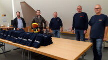 rekord-fenster+türen spendet Duschhandtücher für Feuerwehr Dägeling