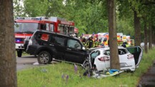 Schwerer Verkehrsunfall zwischen drei PKW - Fahrer eingeklemmt