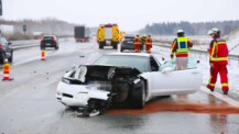 Spiegelglatt: Sportwagen kracht in Leitplanke – Fünf Verletzte auf der A7